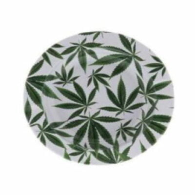 Posacenere in Metallo Foglie di Cannabis: Aggiungi un tocco di stile cannabis al tuo spazio per fumatori con questo posacenere in metallo dal design con foglie di cannabis. Perfetto per conservare cenere e mozziconi in modo sicuro e ordinato durante le tue sessioni di fumo.