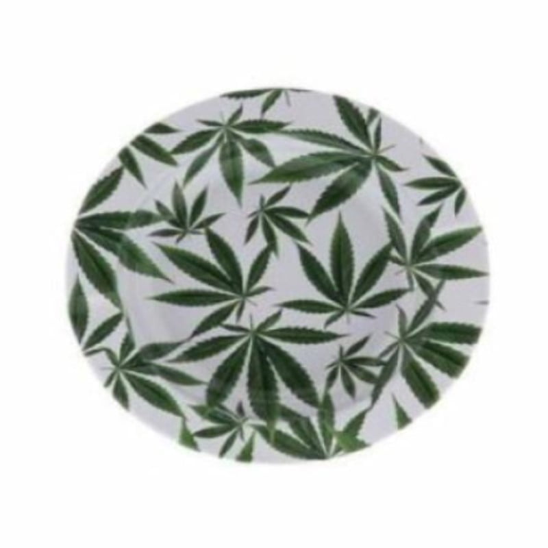 Posacenere in Metallo Foglie di Cannabis: Aggiungi un tocco di stile cannabis al tuo spazio per fumatori con questo posacenere in metallo dal design con foglie di cannabis. Perfetto per conservare cenere e mozziconi in modo sicuro e ordinato durante le tue sessioni di fumo.