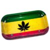 Aggiungi un tocco di stile Rasta alle tue sessioni di fumo con il Vassoio per Rollare Rasta Leaf da 27 cm di V-Syndicate - Pratico e appariscente.