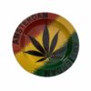 Posacenere in Metallo Amsterdam Rasta Leaf: Aggiungi un tocco di vibrazioni Rasta e di cannabis al tuo spazio per fumare con questo posacenere in metallo con design Amsterdam e foglia di marijuana. Ideale per mantenere pulito e ordinato l'ambiente durante le tue sessioni di fumo.