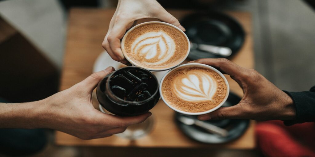 Guarana, de natuurlijke koffievervanger: Een rode guarana-vrucht met zaden, symbool voor energie, smaak en gezonde alternatieven voor koffieconsumptie.